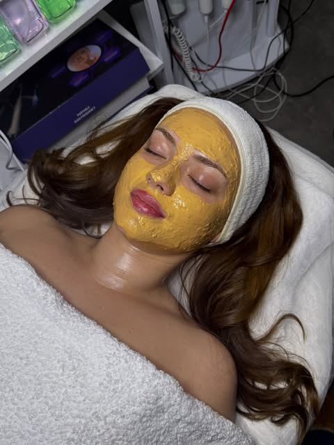 Alis Care Studio’da gold maske cilt bakımı uygulaması